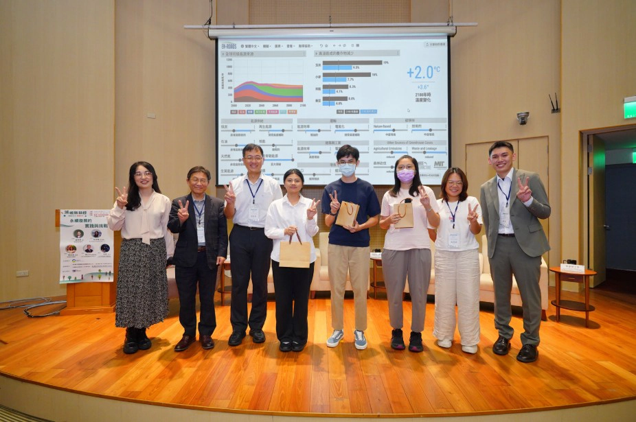 與會講者與En-ROADS 氣候模擬器結果合影